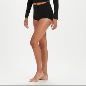 Vuori seascape short in black
